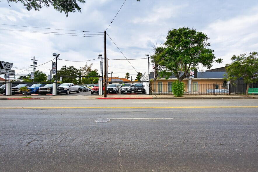 8235 Sunland Blvd, Sun Valley, CA à vendre - Photo du bâtiment - Image 3 de 11