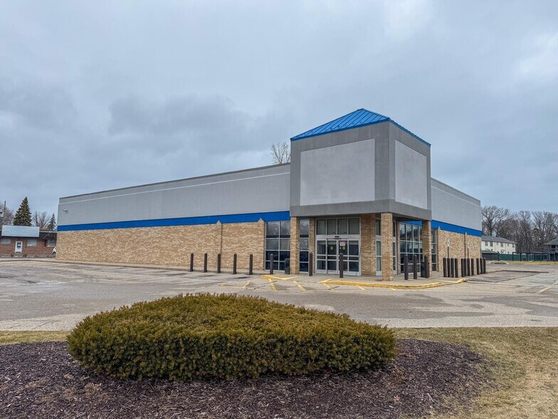 2910 Pine Grove Ave, Port Huron, MI à louer - Photo du bâtiment - Image 2 de 13
