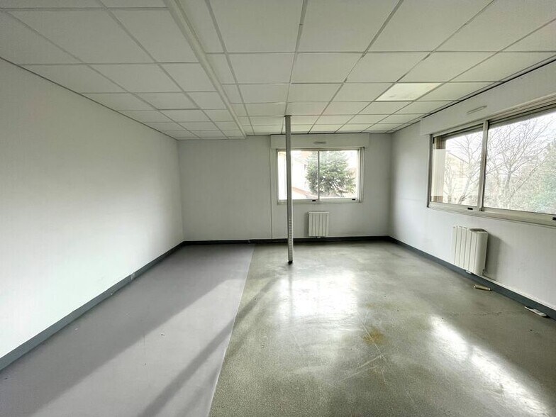 Office in Lyon for lease - Interior Photo - Image 2 of 5