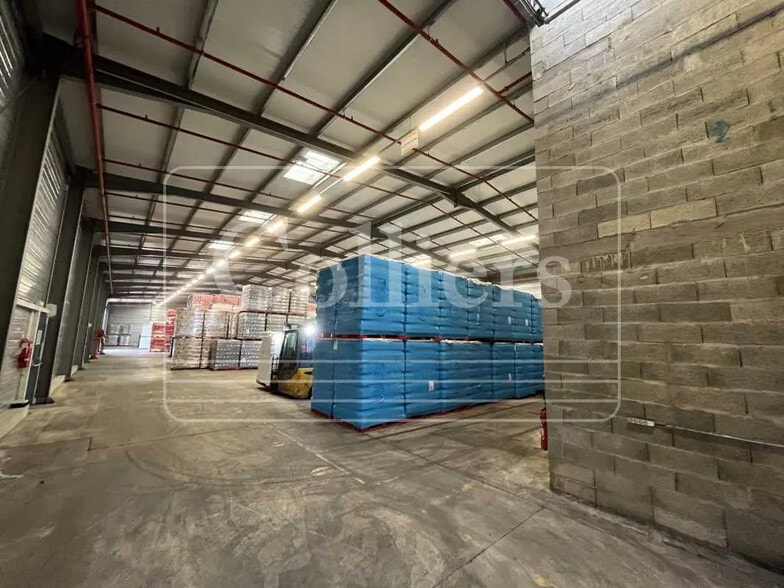 Industrial in Tarascon for lease - Interior Photo - Image 2 of 7