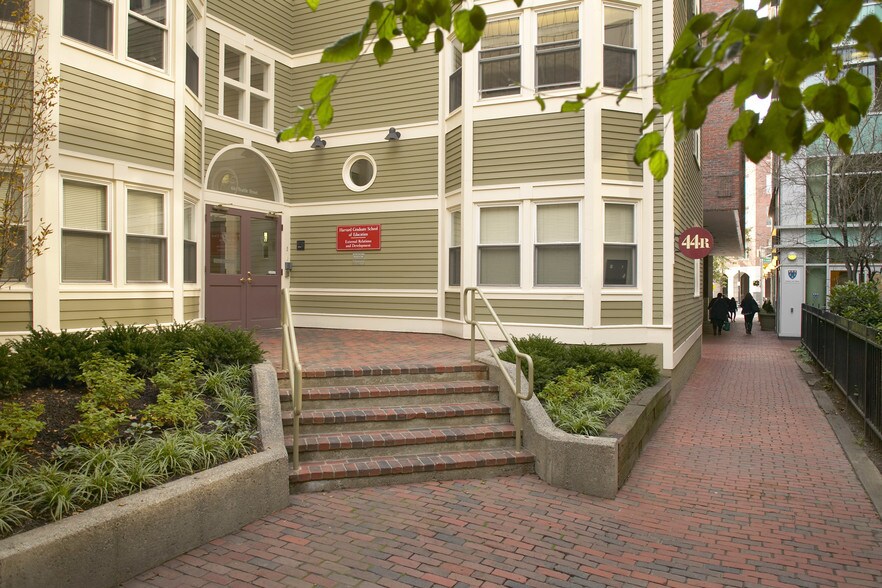 44 R Brattle St, Cambridge, MA à louer - Photo du bâtiment - Image 2 de 10
