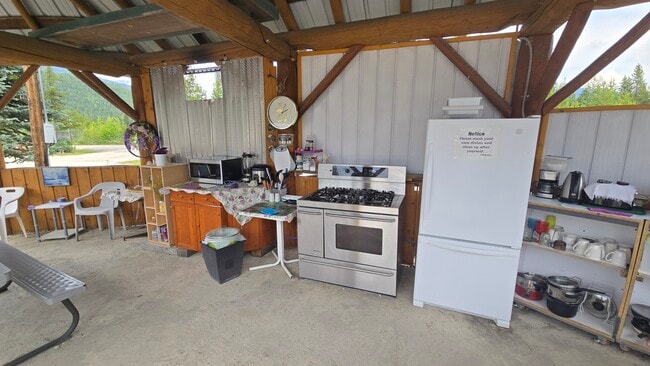 More details for 991 Frontage rd, Blue River, BC - Specialty for Sale
