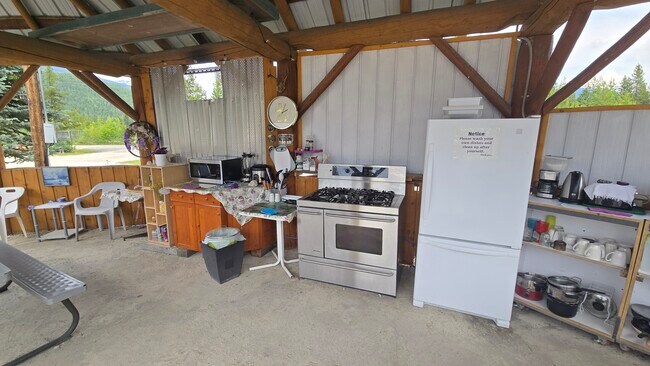 Plus de détails pour 991 Frontage rd, Blue River, BC - Spécialité à vendre