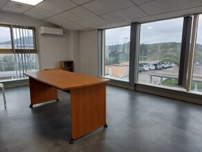 Office in Six-Fours-les-Plages for lease Interior Photo- Image 2 of 7