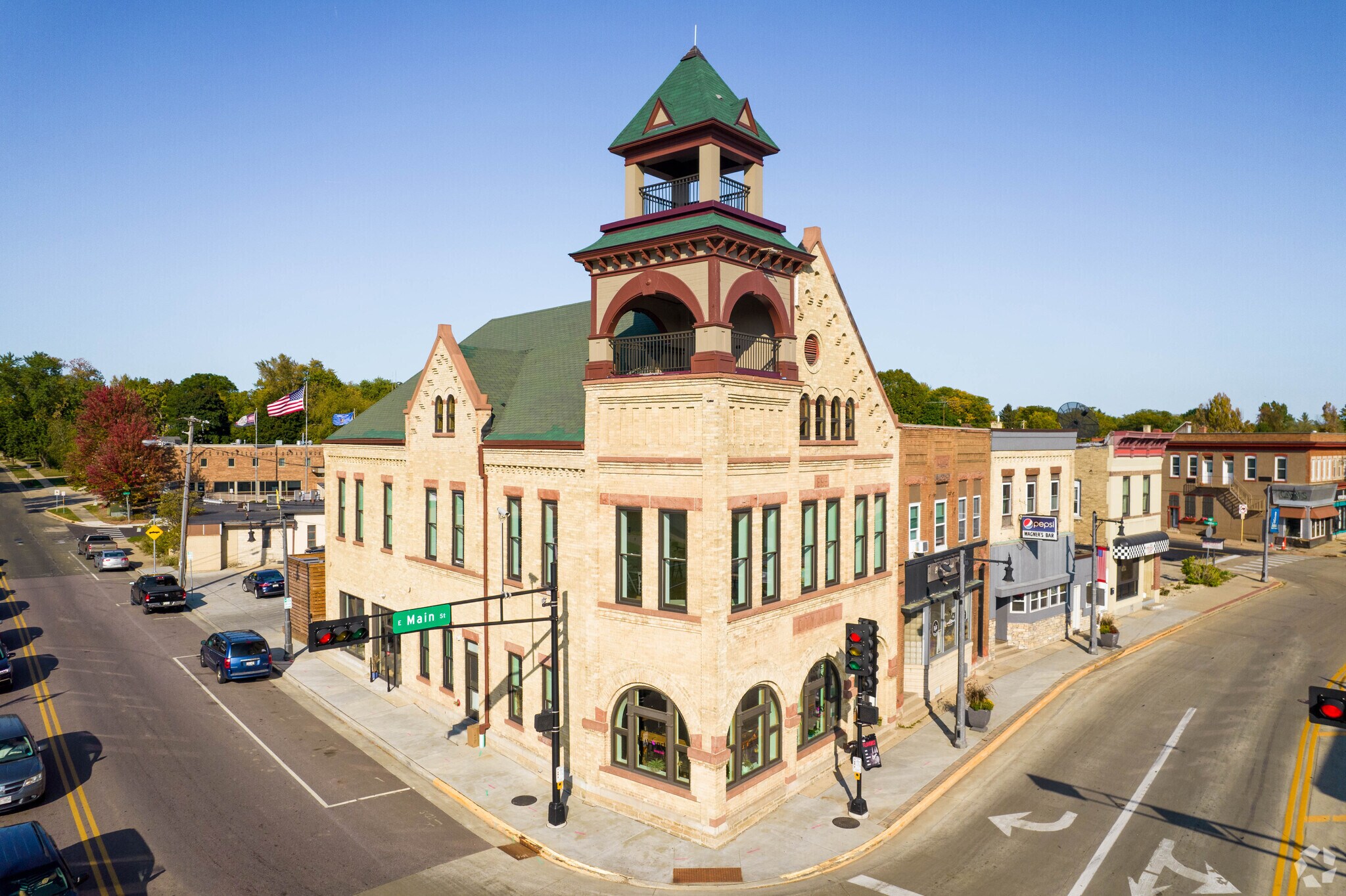 100 E Main St, Sun Prairie, WI à louer Photo du bâtiment- Image 1 de 5