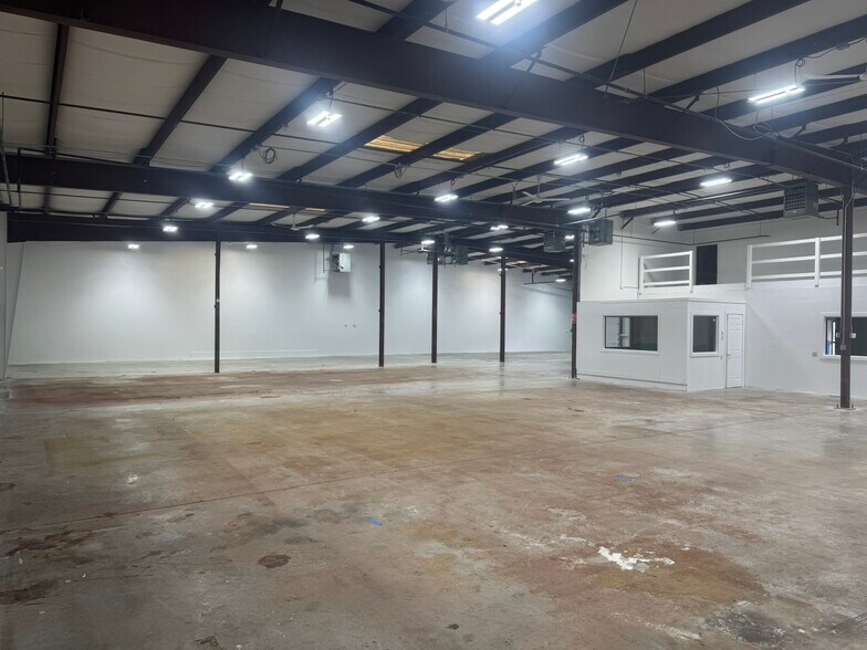 211 Hartford Tpke, Tolland, CT à louer - Photo du bâtiment - Image 3 de 7