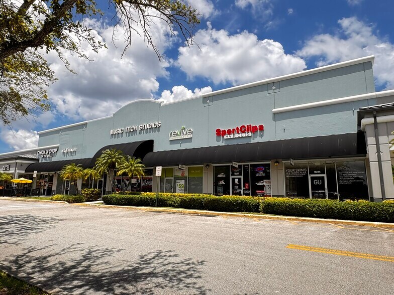 18201-18391 Pines Blvd, Pembroke Pines, FL à louer - Photo du bâtiment - Image 3 de 13