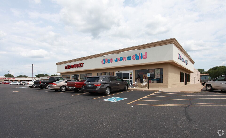 8151-8255 NE University Ave, Minneapolis, MN à louer - Photo du bâtiment - Image 3 de 5