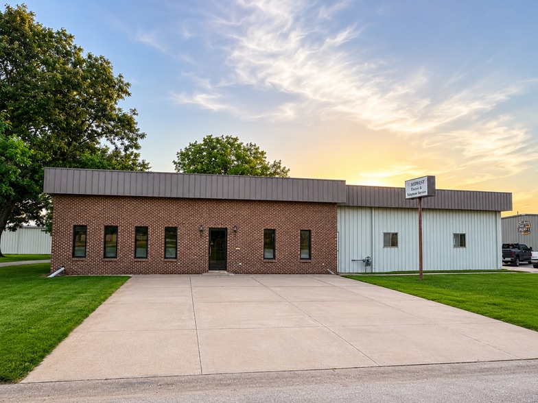 621 N Hickory St, Mcpherson, KS for sale - Building Photo - Image 2 of 15