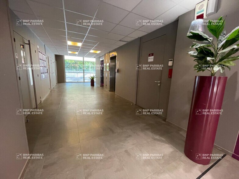 Bureau dans Lyon à vendre - Photo du bâtiment - Image 2 de 19