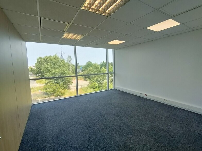 Office in Canéjan for lease - Building Photo - Image 3 of 11