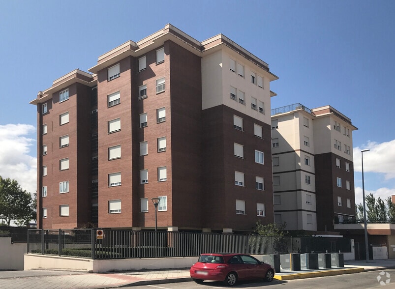 Calle De Ernesto Che Guevara, 11, Fuenlabrada, Madrid for sale - Building Photo - Image 1 of 2