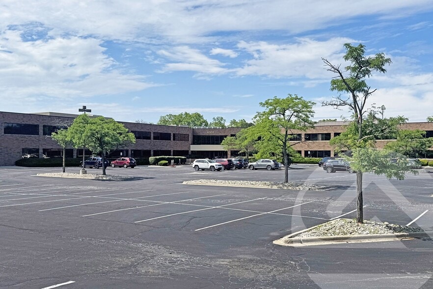 6001 N Adams Rd, Bloomfield Hills, MI for lease - Building Photo - Image 1 of 8