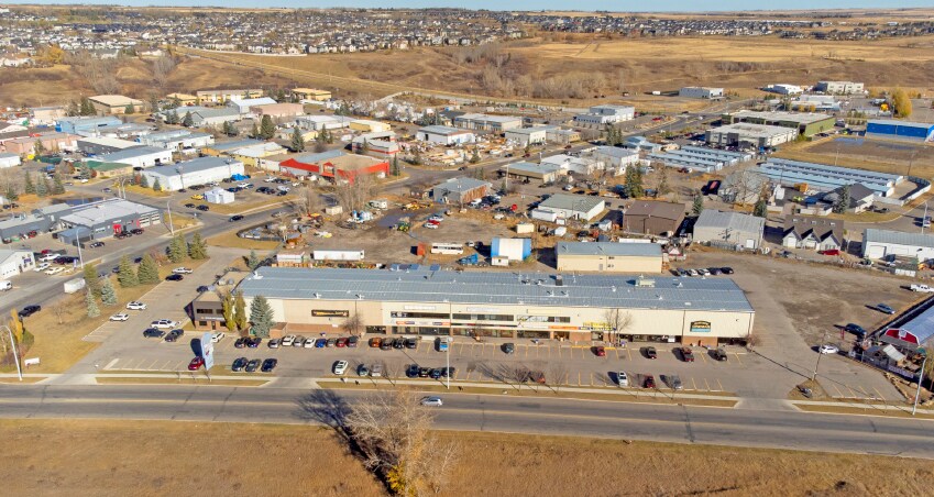 100 Stockton Ave, Okotoks, AB à louer - Photo du bâtiment - Image 2 de 2