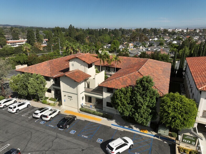 24953 Paseo De Valencia, Laguna Hills, CA à louer - Communauté Matterport - Image 2 de 9