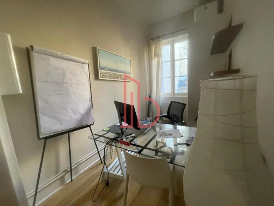 Office in Bordeaux for lease Interior Photo- Image 1 of 4