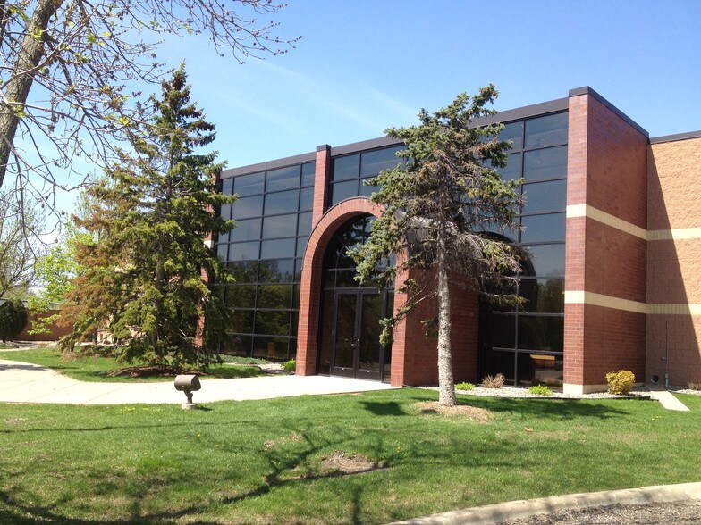 2905 Lexington Ave S, Eagan, MN à vendre - Photo du bâtiment - Image 1 de 131