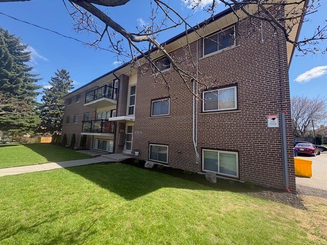 300 Athol St, Whitby, ON à vendre - Photo du bâtiment - Image 2 de 5