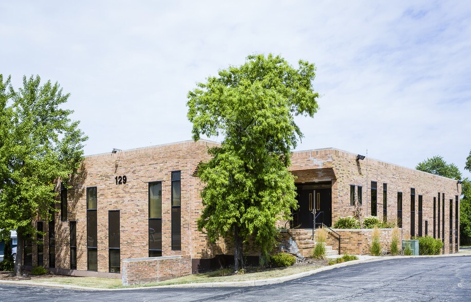 129 S Roselle Rd, Schaumburg, IL à louer - Photo du bâtiment - Image 1 de 6
