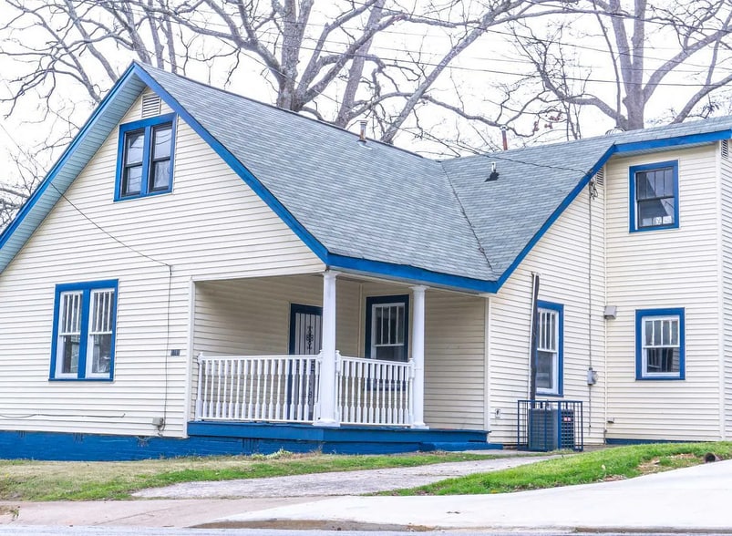 10-Property Investment Portfolio portfolio of 4 properties for sale on LoopNet.ca - Building Photo - Image 2 of 8