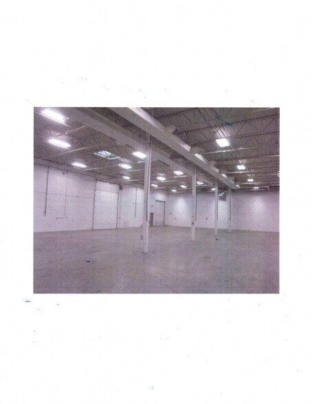 35585 Industrial Rd, Livonia, MI à vendre - Photo du bâtiment - Image 2 de 9
