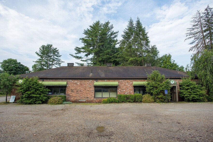 18 Elm Ct, Sheffield, MA à vendre - Photo du bâtiment - Image 2 de 15