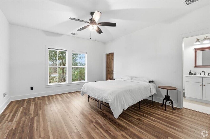 1006 Frost Ave, Driftwood, TX for sale - Interior Photo - Image 3 of 25