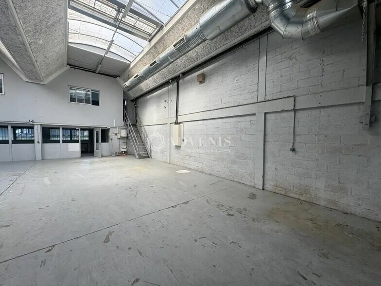 Flex in Tremblay-en-France for lease - Interior Photo - Image 3 of 7