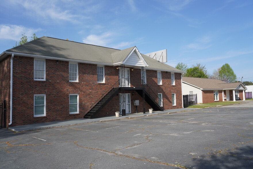 Parkwood Properties portfolio of 2 properties for sale on LoopNet.ca - Building Photo - Image 3 of 30