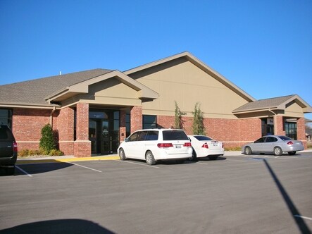 9821 S May Ave, Oklahoma City, OK à louer - Photo du bâtiment - Image 3 de 6