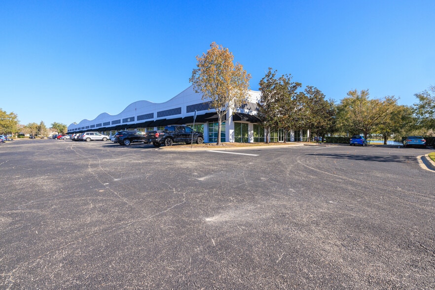 6490 Hazeltine National Dr, Orlando, FL for lease - Building Photo - Image 2 of 3