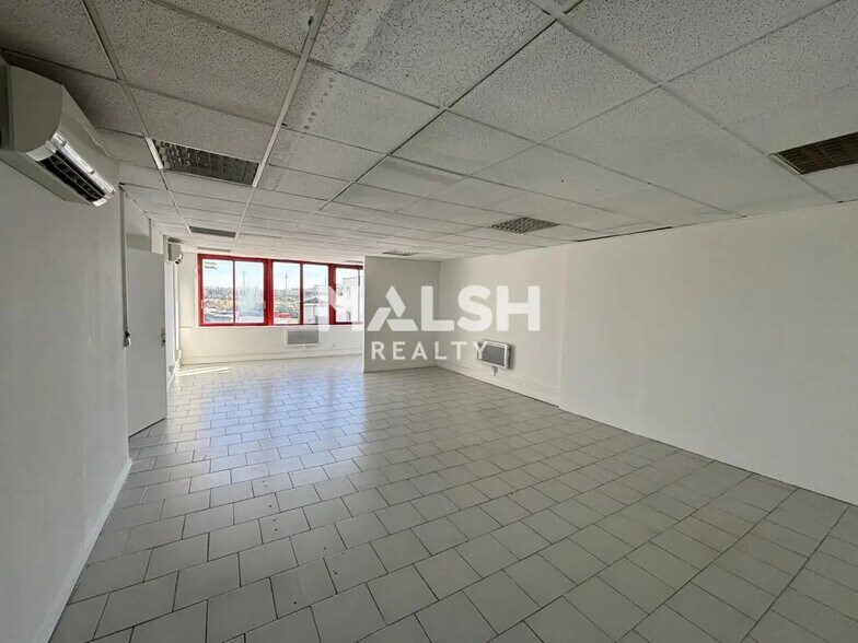 Office in Vénissieux for lease - Interior Photo - Image 3 of 7