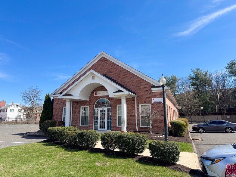 56 W Main St, Plainville, CT à louer - Photo du bâtiment - Image 2 de 6