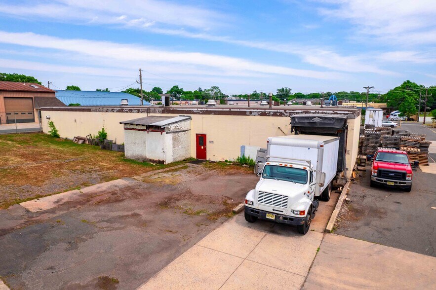 569 Joyce Kilmer Ave, New Brunswick, NJ à vendre - Photo du bâtiment - Image 3 de 15