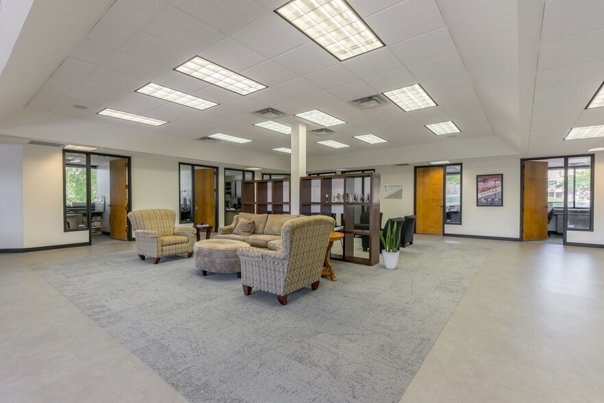 2850 NE Kendallwood Pky, Kansas City, MO à vendre - Photo du bâtiment - Image 3 de 16