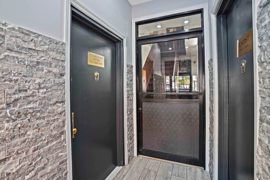 1670 Putnam Ave, Ridgewood, NY à vendre - Photo du bâtiment - Image 2 de 26