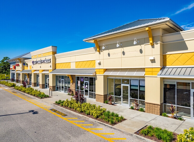9595 Commercial Way, Weeki Wachee, FL for lease - Building Photo - Image 2 of 7