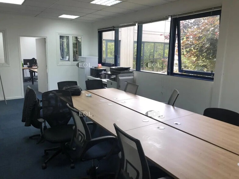 Flex in Villeneuve-la-Garenne for lease - Interior Photo - Image 3 of 4