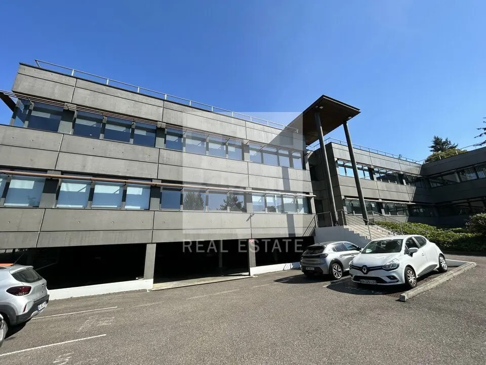 Office in Sainte-Foy-lès-Lyon for lease Building Photo- Image 1 of 13