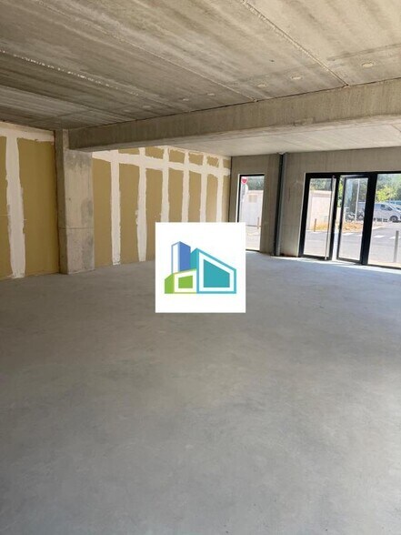 Retail in Aubagne for lease - Interior Photo - Image 2 of 2
