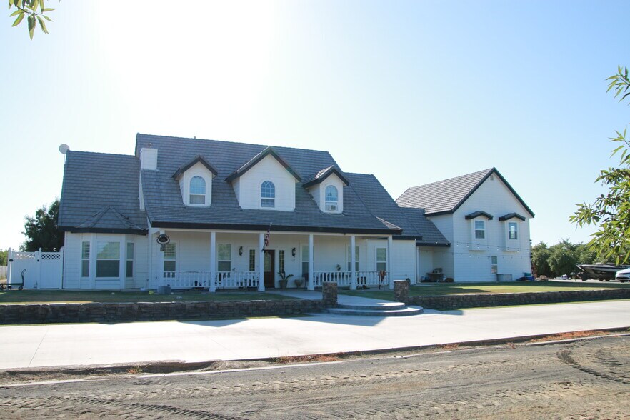 18045 Magnolia Ave, Shafter, CA à vendre - Photo du bâtiment - Image 1 de 13