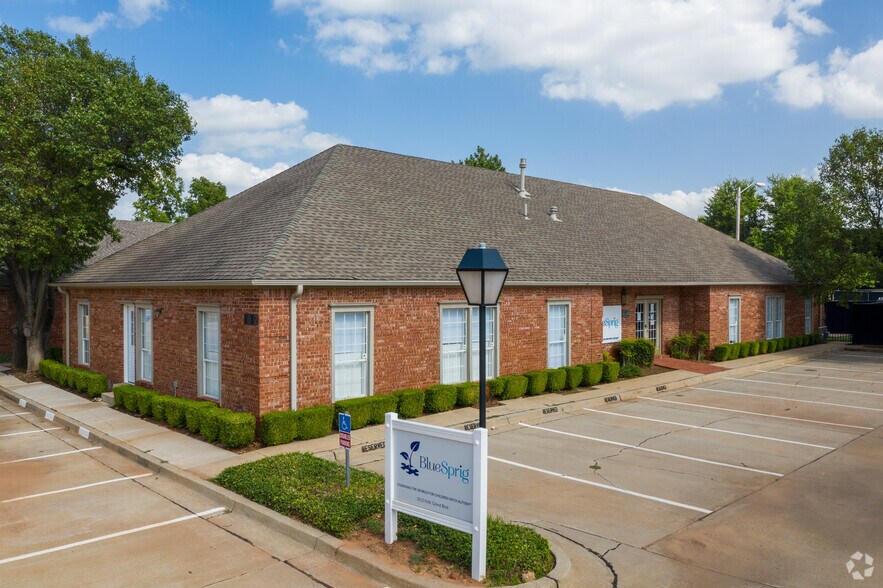 1008 NW Grand Blvd, Oklahoma City, OK à louer - Photo principale - Image 3 de 6