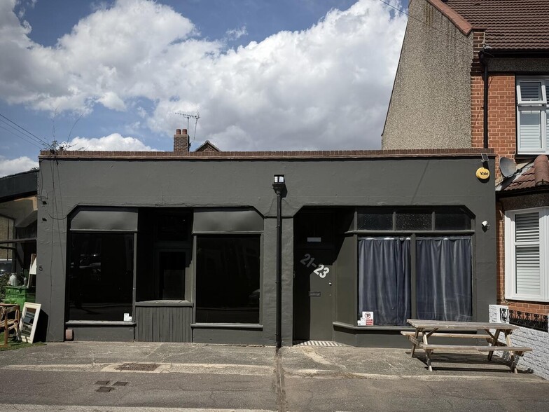 21-23 Glendale Gdns, Leigh On Sea for lease - Building Photo - Image 1 of 5