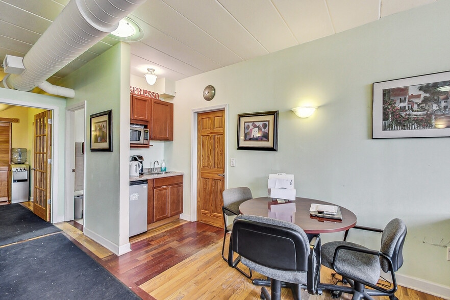 7437 W Irving Park Rd, Chicago, IL for lease - Interior Photo - Image 3 of 6