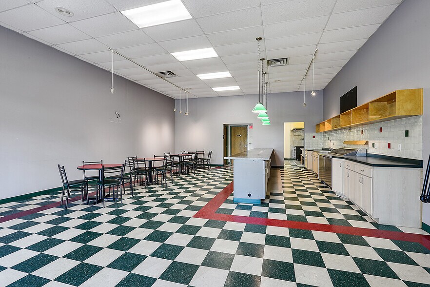 2450 Velp Ave, Howard, WI à louer - Photo intérieure - Image 2 de 12