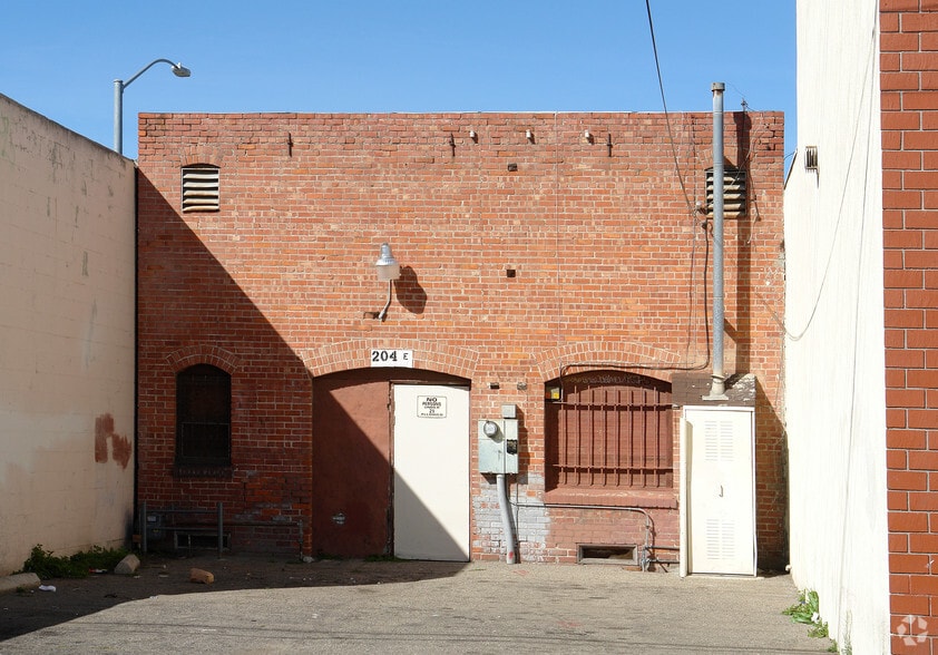 204 E 5th St, Oxnard, CA à louer - Photo du bâtiment - Image 2 de 2