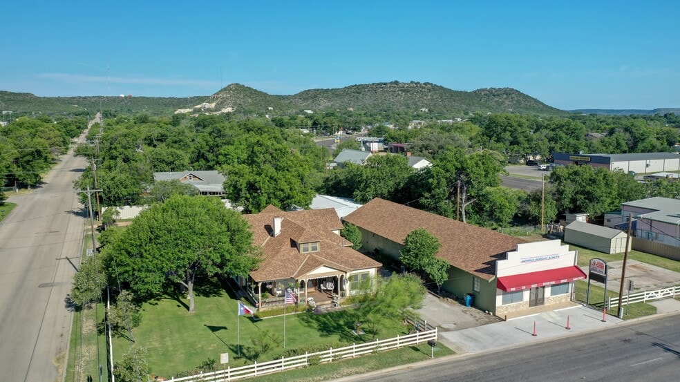105 N 11th St, Junction, TX for sale - Primary Photo - Image 1 of 11