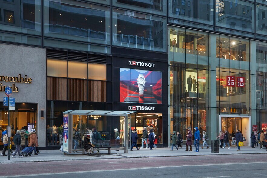 660 Fifth Ave, New York, NY à louer - Photo du bâtiment - Image 3 de 7