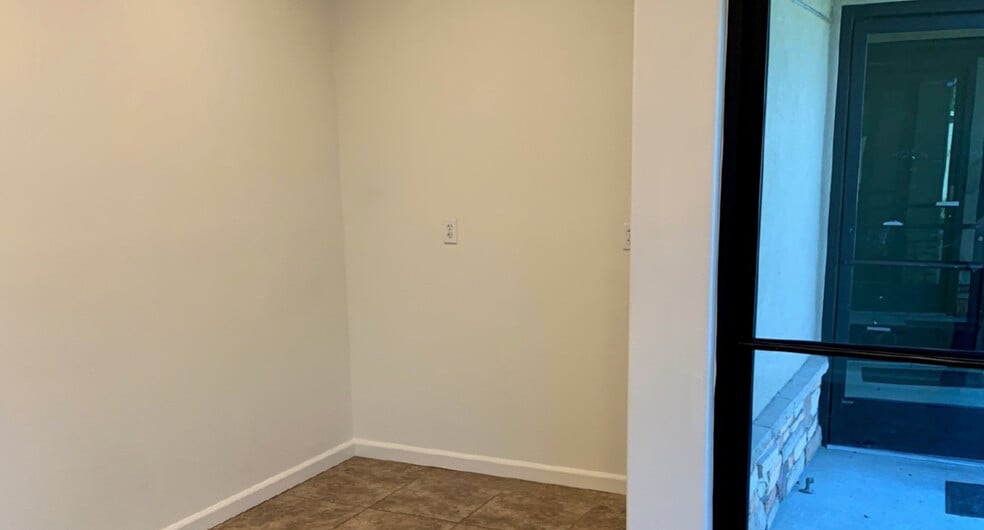 1384-1386 E Tulare Ave, Tulare, CA for lease - Interior Photo - Image 2 of 7