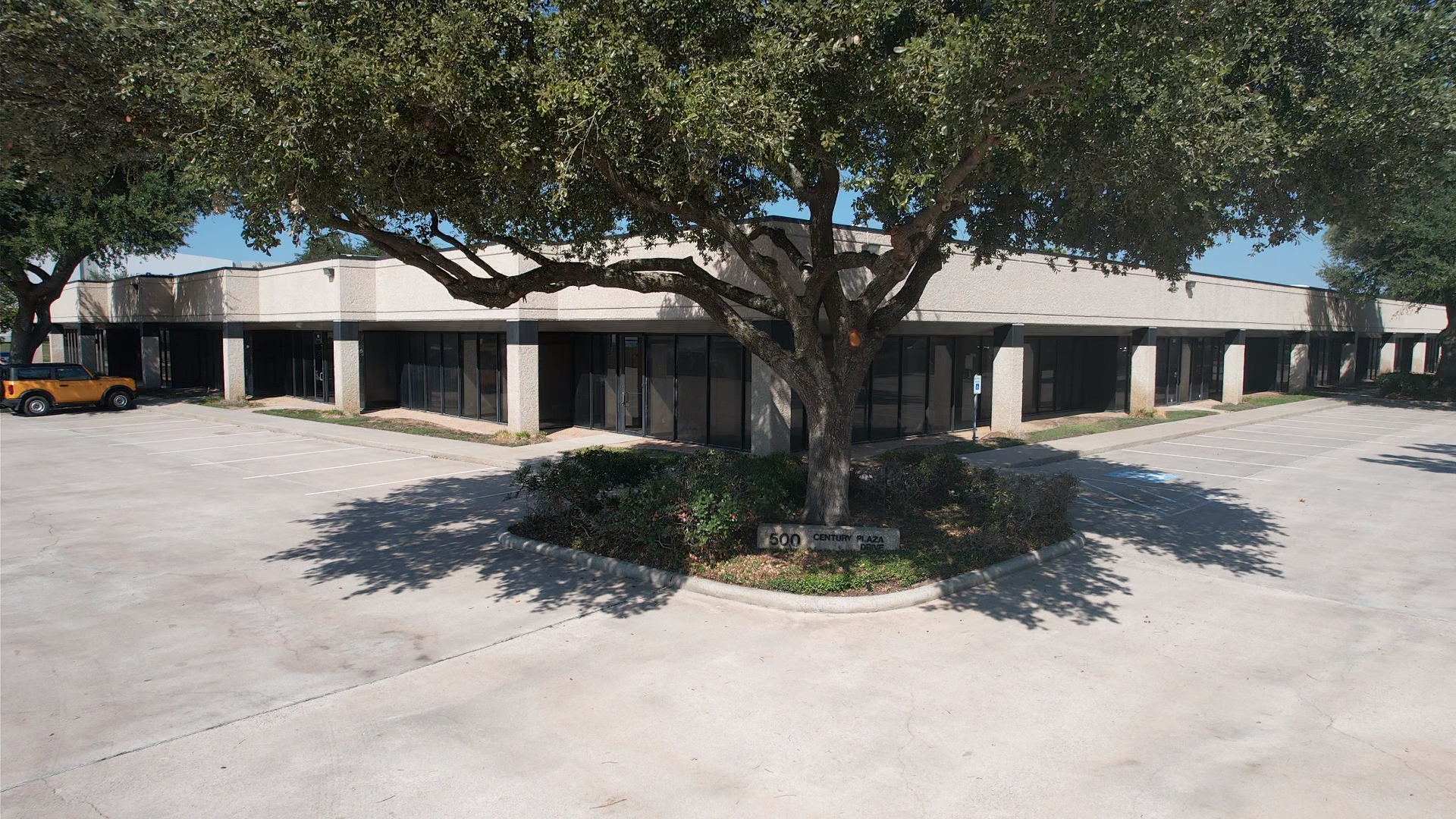 500 Century Plaza Dr, Houston, TX à louer Photo du bâtiment- Image 1 de 8